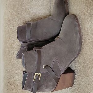 Crown Vintage Stylish Women's Suede Ankle Boots With Buckle